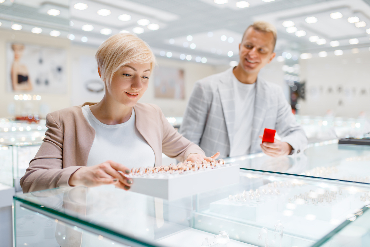 couple buying diamonds in Atlanta